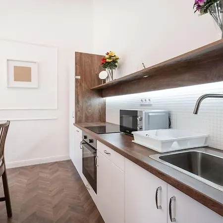 Stylish Apartment In The City Center With 2 Brs And Ac דירה